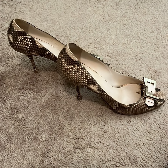 Womens Gucci sandal, in great condition python leather. - Picture 3 of 9
